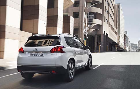 Peugeot - Esteticamente raffinato, ma dai tratti decisi, Peugeot 2008 si affida a propulsori di ultima generazione dai consumi ed emissioni contenuti, rappresentati dalle unita' diesel e-HDi e benzina 3 cilindri. width=