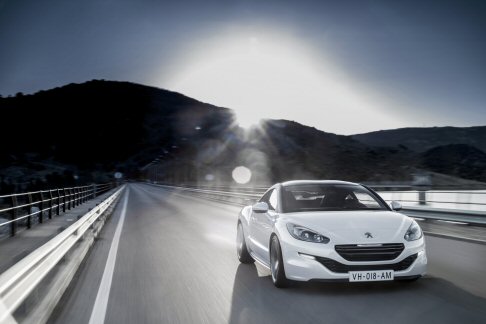 Peugeot - Nello stand Peugeot, i visitatori potranno scoprire la nuova RCZ che svelerà le sue carte vincenti. La nuova RCZ adotta un frontale inedito, mentre il posteriore appare più sportivo grazie alla alle curve del padiglione dalla doppia bombatura. width=