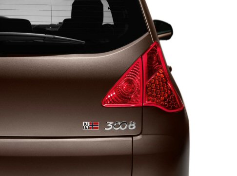 Peugeot - La nuova Peugeot 3008 Napapijri è riconoscibile per la presenza di badge identificativi collocati sulle porte anteriori, e alla base del portellone posteriore, e per il decoro a contrasto lucido-opaco sul montante anteriore. width=