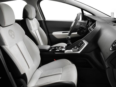 Peugeot - Tra gli optional disponibili della vettura sono inclusi il Grip Control, il dispositivo Peugeot Connect, i vetri laterali stratificati e gli interni in pelle . width=