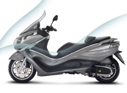 Piaggio - In dettaglio, il nuovo X10 si riconosce per il look originale e moderno, distinguendosi per l’estrema cura del dettaglio.  width=