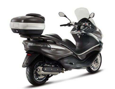 Piaggio - Oltre alla versione standard il nuovo Piaggio X10 è disponibile nell’allestimento Executive, che offre in più anche il sistema ABS e l’ASR.  width=