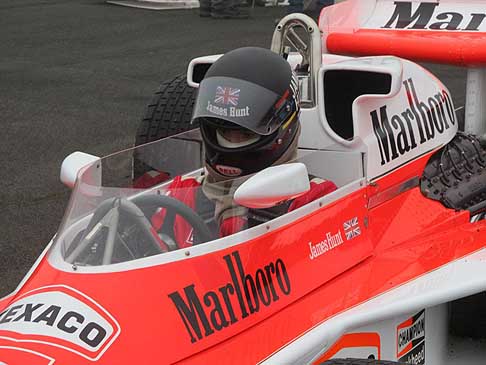 Film di Niki Lauda - Pilota inglese James Hunt con attore Chris Hemsworth nel Film Rush regista Ron Howard width=
