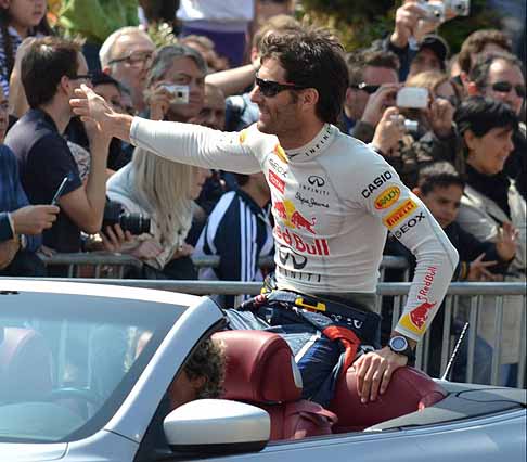 Red Bull - Pilota della F1 Mark Webber che saluta il pubblico di Torino width=