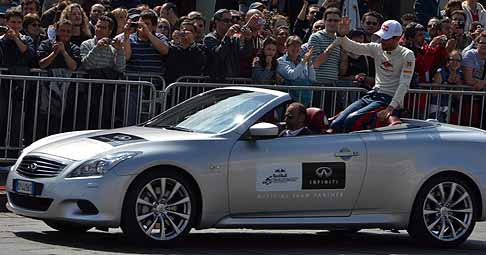 Red Bull - Il pilota di F1 Mark Webber della Red Bull saluta il pubblico di Torino width=