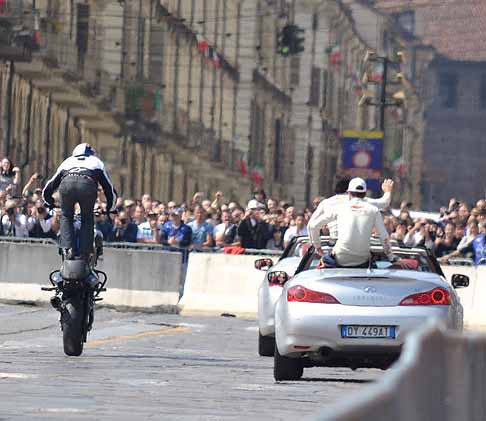 Red Bull - Piloti Red Bull F1 Show Run che salutono gli spettatori a Torino width=