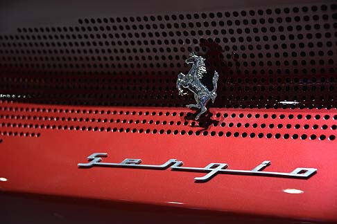 Pininfarina - La selleria interna è rivestita in cuoio grigio chiaro anticato associato nei sedili ad un tessuto dalla trama tecnica con richiami di colore bronzato. width=