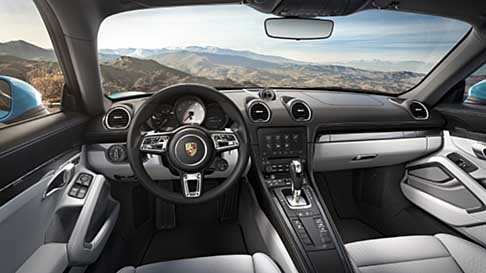 Porsche - Gli interni si ispirano a quelli realizzati per la 718 Boxster. Il nuovo volante sportivo e le possibilità di connessione sono perfettamente integrati con il Porsche Communication Management (PCM).