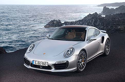 Porsche - Performanti come non mai, sempre nel solco della tradizione Porsche, le due rinnovate 911 offrono prestazioni al limite, regalate da due sensazionali propulsori, due varianti dello stesso motore, un sei cilindri boxer 3.8. width=