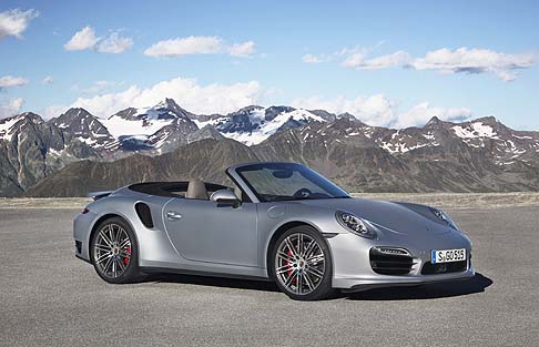 Porsche - La Porsche 911 Cabrio si fa in due e si declina nelle varianti Turbo e Turbo S, la cui potenza erogata è pari rispettivamente a 520 e 560 CV. width=
