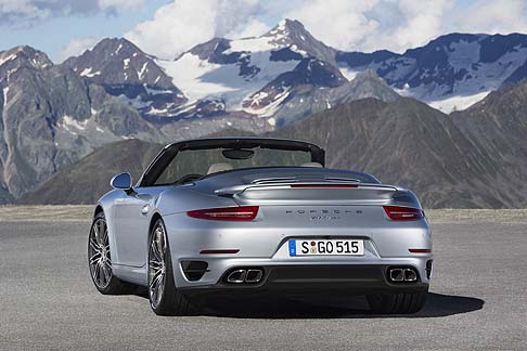 Porsche - Per quanto riguarda le caratterizzazioni fisiche la Porsche 911 Turbo sfoggia i tipici passaruota posteriori pronunciati, maggiorati di 28 mm rispetto ai modelli 911 Carrera 4. width=