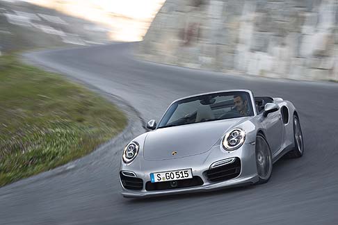 Porsche - Il tetto si apre e si chiude in circa 13 secondi e, come nel modello precedente, fino ad una velocità di 50 km/h.  width=