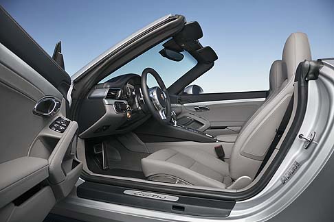 Porsche - Ulteriori optional includono, infine, il sistema adattivo di regolazione della velocità (ACC) a controllo elettronico tramite radar e l'indicatore del limite di velocità e di altri segnali stradali rilevati da telecamera. width=
