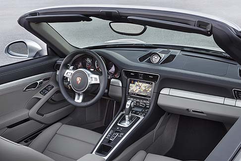 Porsche - La Porsche 911 Turbo Cabriolet viene offerta al prezzo di listino pari a 178.356 euro, che salgono fino a quota 212.478 euro per la variante Turbo S. width=