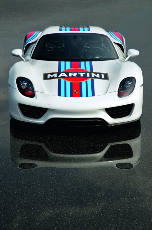 Porsche - La livrea Martini Racing, abito con cui è apparsa l’affascinante vettura del marchio, sarà disponibile in catalogo grazie ad un accordo siglato tra la Porsche e la Bacardi & Company Limited. width=