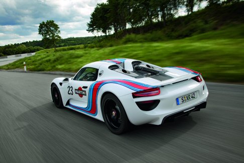 Porsche - Porsche 918 Spyder si distingue soprattutto per le prestazioni regalate da un sistema ibrido in grado di garantire fino a 770 CV di potenza massima. width=