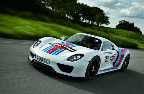Porsche - Aerodinamica e bilanciamento dei pesi sono stati studiati con cura. Sorprendenti i consumi che si attestano intorno ai tre litri per 100 km, mentre le emissioni di CO2 sono pari a circa 70 g/km. width=