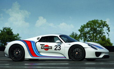 Porsche - L’impiego della monoscocca rinforzata in fibra di carbonio (CfK) consente di ridurne il peso, garantendo rigidità e precisione straordinarie.  width=