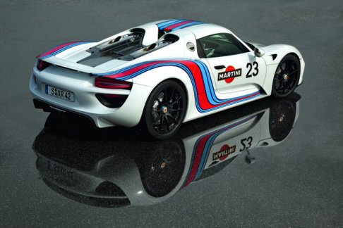 Porsche - Le immagini regalano la visione definitiva della carrozzeria, mentre tutti da svelare restano gli interni.  width=