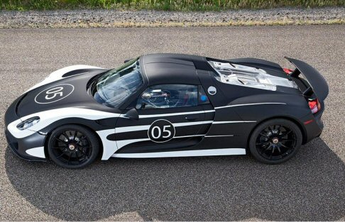 Porsche - Sul cofano e sulle fiancate spicca il numero 05, omaggio al modello 917 da competizione, alla quale la nuova ibrida plug-in si ispira sia per la denominazione che per la presenza di innovazioni tecnologiche. width=