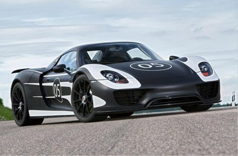 Porsche - La meccanica è da sportiva pura: il V8 di 4.6 litri è collocato in posizione centrale, il telaio monoscocca è di plastica rinforzata da fibra di carbonio, le sospensioni sono a quadrilateri davanti, multlink a regolazione elettronica dietro. width=