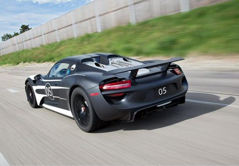 Porsche - La 918 Spyder può lavorare anche in una modalità a emissioni zero con circa 25 km di autonomia e 150 km/h di velocità massima, garantita dalle batterie al litio da 6,8 kWh. width=
