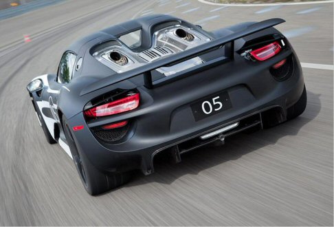 Porsche - La vettura si avvale anche di un servosterzo elettro-meccanico, dell'aerodinamica attiva, dell'asse posteriore sterzante e dell’impianto di scarico verticale “Top Pipes”. width=