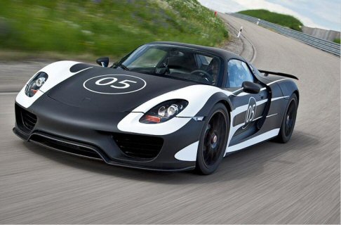 Porsche - La Porsche 918 Spyder, che sarà proposta in serie limitata, costerà circa 800.000 euro.  width=