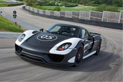Porsche - Secondo i dati ufficiali, il bolide scatta da 0 a 100 km/h in soli 3 secondi, raggiungendo la velocità massima di 325 km/h. width=
