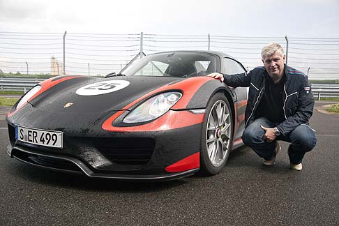 Porsche - Il compito affrontato dal team di sviluppo è stato quello di creare la supersportiva per il prossimo decennio, affidandosi ad un potente trazione ibrida. width=