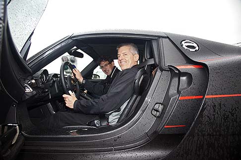Porsche - La 918 Spyder, sportiva a due posti, incarna l'essenza dell'idea Porsche unendo un motore dal pedigree di razza con una tecnologia da corsa che garantisce le massime prestazioni con il minimo consumo. width=