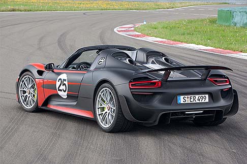 Porsche - Per la realizzazione di questa vettura si è partiti da zero, iniziando da un foglio di carta bianca, dove ha potuto trovare sfogo tutta la creatività e la competenza dei designers del marchio. width=