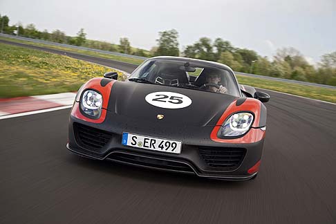 Porsche - Risultano evidenti gli stretti legami con il mondo del motor sport. Infatti, la vettura è stato sviluppata dagli ingegneri Porsche che realizzano auto da competizione, in collaborazione con gli specialisti della produzione in serie. width=