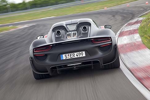 Porsche - La meccanica ibrida della 918 si affida a due motori elettrici(da 95 kW e 115 kW), posizionati sui due assi, abbinati al possente V8 4,6 litri da 608 CV, per una potenza complessiva erogata pari a 880 CV. width=