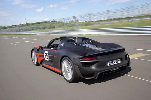 Porsche - Il motore V8 aspirato deriva da quello realizzato per il modello RS Sypder LMP2 e adotta il sistema top pipes con scarichi verticali collocati sopra il motore. width=