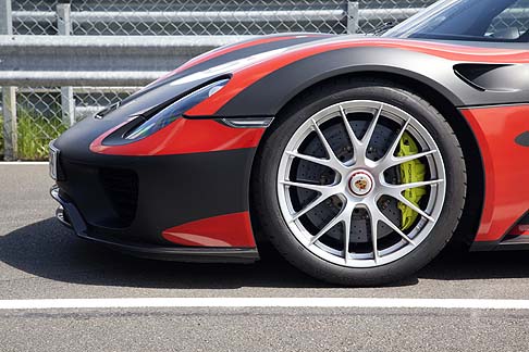 Porsche - Il sistema di ricarica plug-in è gestito dal caricabatterie di bordo da 3,6 Kw e una carica completa a 230 V richiede circa quattro ore. Attraverso il sistema esterno opzionale Porsche Speed Charging Station (DC) il tempo si riduce fino a 25 minuti. width=