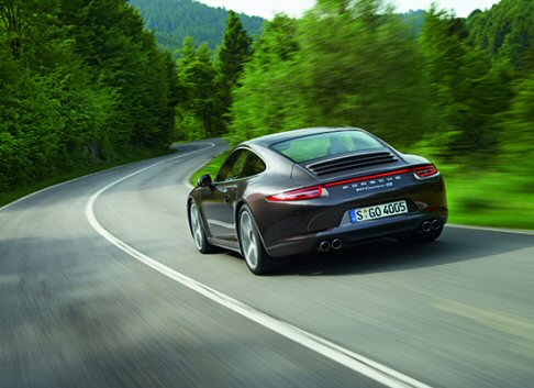 Porsche - Le due sportive di Zuffenhausen sfileranno sul red carpet del Salone di Parigi, ormai alle porte, proponendo il sistema a quattro ruote motrici per i motori aspirati sei cilindri boxer 3.4 da 350 CV e 3.8 da 400 CV. width=