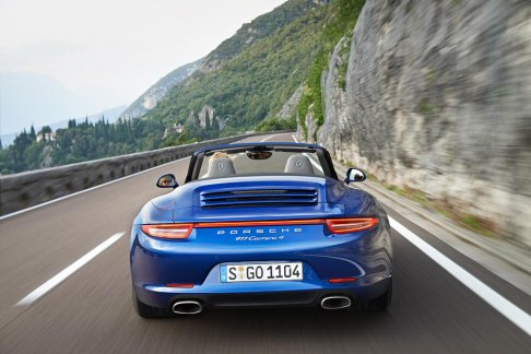 Porsche - La Porsche Carrera 4 scatta da 0 a 100 km/h in 4,5 secondi, che diventano 4,7 nella versione a cielo aperto, mentre la velocità massima è pari a 285 km/h, con consumi compresi tra 8,6 ed 8,7 l/100 km. width=