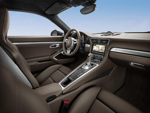 Porsche - I prezzi di listino relativi al mercato italiano si aggirano sui 100.159 euro per la Carrera 4 Coupé e 113.106 euro per la Carrera 4 Cabriolet. width=