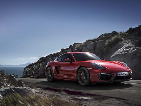 Porsche - Entrambe adottano un motore centrale potenziato e un telaio PASM, che consentono di stabilire nuovi parametri di riferimento nel loro segmento di appartenenza.  width=