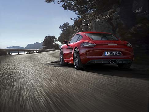 Porsche - Tra le dotazioni di maggior rilievo si segnala la presenza dei fari Bi-Xenon di serie con il Porsche Dynamic Light System (PDLS) e le sigle in colore nero lucido GTS.. width=