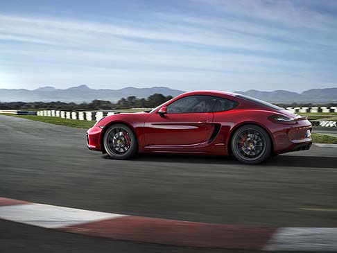 Porsche - Entrambe le vetture sportive sono dotate, di serie, del pacchetto Sport Chrono, che si traduce, in combinazione con il cambio a doppia frizione Porsche Doppelkupplung (PDK) opzionale e il tasto Sport Plus attivo, in prestazioni elevatissime. width=