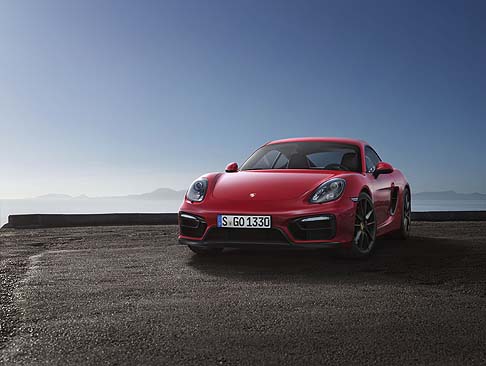 Porsche - La Boxster GTS scatta da 0 a 100 km/h in 4,7 secondi, mentre la Cayman GTS impiega un decimo di secondo in meno nel passaggio da fermo a 100 km/h. width=