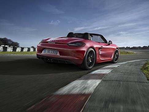 Porsche - Tutto questo entusiasmante dinamismo permette alle Boxster GTS e Cayman GTS di offrire un’ottima dinamica di guida e un comfort di guida al top. width=