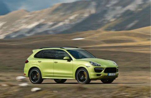 Porsche - A metà strada tra la Cayenne S e la Cayenne Turbo, la Porsche Cayenne GTS aspira a dominare il mercato grazie alle sua accresciuta sportività, promettendo senza deludere grande divertimento alla guida.  width=