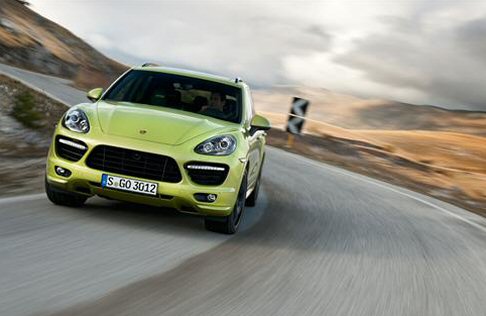 Porsche - ll telaio è stato appositamente sviluppato per esaltare il drive to fun e si caratterizza per un ‘impostazione più rigida e per il Porsche Active Suspension Management(PASM). width=
