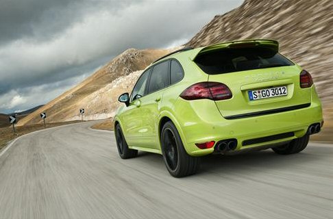 Porsche - Dal punto di vista estetico abbonda la presenza di minigonne, finiture esterne in nero opaco e spoiler anteriore e posteriore, mentre a bordo dominano la scena i sedili avvolgenti in pelle, finiture in cuoio e Alcantara. width=
