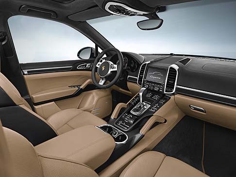 Porsche - Il listino è riservato ad una clientela esclusiva. Si parte da 69.327 euro per la versione a benzina, mentre la Cayenne Diesel Platinum Edition costa 70.181 euro.  width=