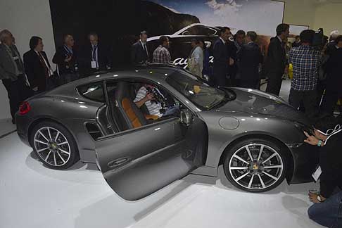 Porsche - Ispirata alla nota spider Boxter, la versione a tetto chiuso propone alcuni elementi mutuati dal modello, come le due grandi prese d’aria collocate sotto i gruppi ottici nel frontale. width=