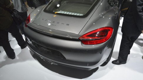 Porsche - La Porsche Cayman 2014 introduce un nuovo propulsore base, in sostituzione del 2.9 litri da 265 CV sei cilindri boxer, affidandosi al nuovo 2.7 litri a iniezione diretta dalla potenza di 275 CV a 7.400 giri/min. width=